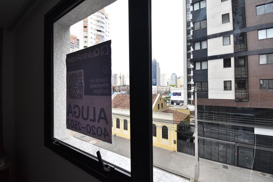 Placa de kitnet/studio para alugar com 1 quarto, 20m² em Centro, Curitiba