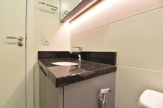 Banheiro  de kitnet/studio para alugar com 1 quarto, 20m² em Centro, Curitiba