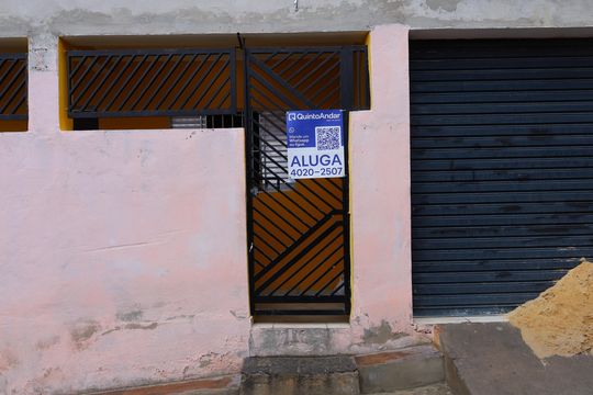 Placa GRANDE instalada na fachada do imóvel, dia 01.09.2026 - Código da placa: FEWQ-1350 de casa para alugar com 2 quartos, 240m² em Jardim São Paulo, São Paulo