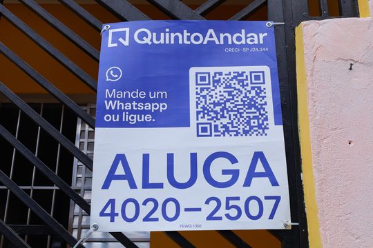 Placa GRANDE instalada na fachada do imóvel, dia 01.09.2026 - Código da placa: FEWQ-1350 de casa para alugar com 2 quartos, 240m² em Jardim São Paulo, São Paulo