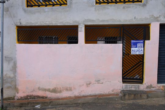 Fachada do imóvel - Placa GRANDE instalada na fachada do imóvel, dia 01.09.2026 - Código da placa: FEWQ-1350 de casa para alugar com 2 quartos, 240m² em Jardim São Paulo, São Paulo