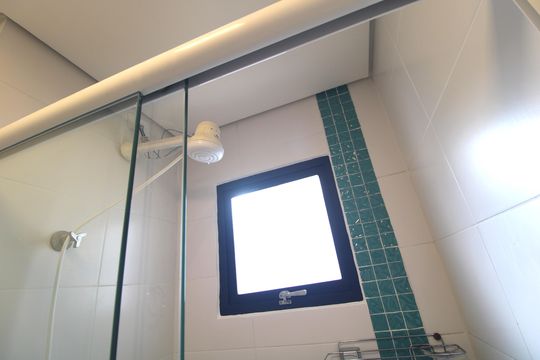 Banheiro de kitnet/studio para alugar com 2 quartos, 35m² em Jurubatuba, São Paulo