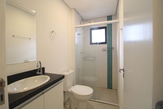 Banheiro de kitnet/studio para alugar com 2 quartos, 35m² em Jurubatuba, São Paulo
