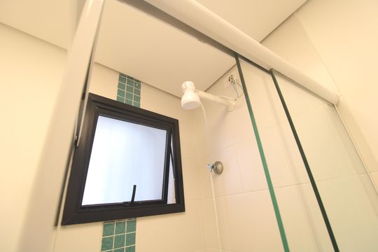 Banheiro de kitnet/studio para alugar com 1 quarto, 25m² em Jurubatuba, São Paulo