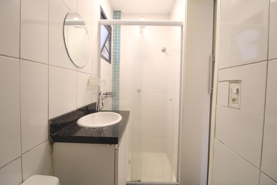 Banheiro de kitnet/studio para alugar com 1 quarto, 25m² em Jurubatuba, São Paulo