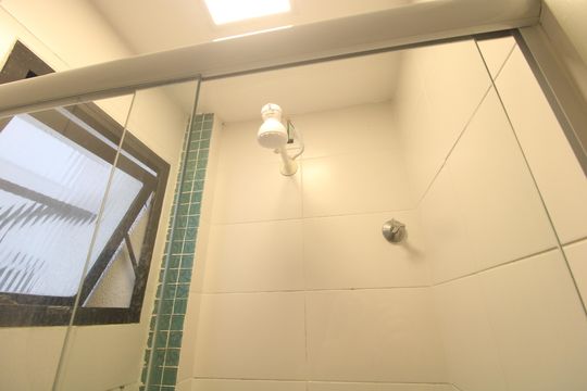 Banheiro de kitnet/studio para alugar com 1 quarto, 25m² em Jurubatuba, São Paulo