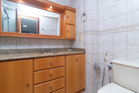 Banheiro do Quarto 3 de apartamento para alugar com 3 quartos, 120m² em Praia de Belas, Porto Alegre