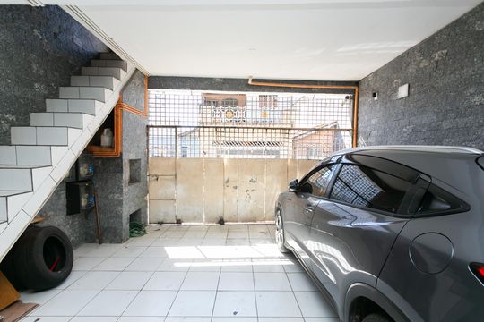 Garagem  de casa à venda com 2 quartos, 138m² em Jardim Bonifacio, São Paulo