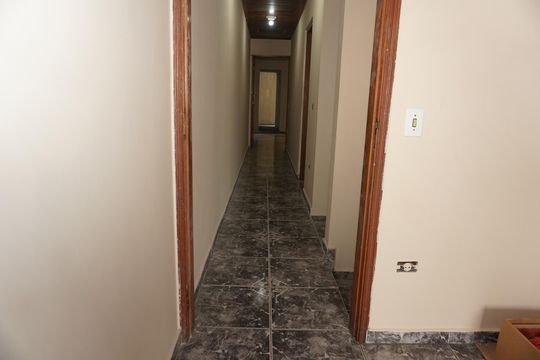 Corredor de casa para alugar com 3 quartos, 324m² em Jardim Macedonia, Embu das Artes