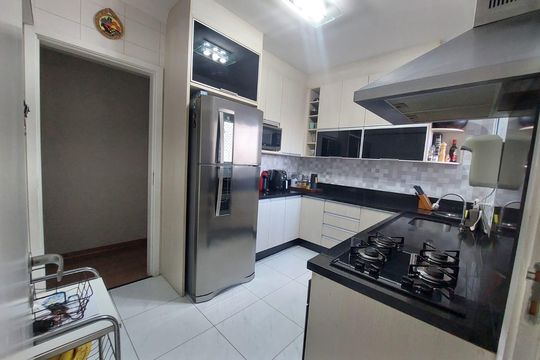 Cozinha de apartamento à venda com 4 quartos, 105m² em Jardim Tupanci, Barueri