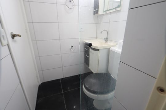 Banheiro de apartamento à venda com 2 quartos, 46m² em Jardim Santa Teresinha, São Paulo