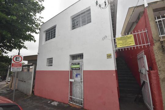 fachada do imovel com placa de venda cod UDTO 847 de casa à venda com 3 quartos, 111m² em Jardim Guanabara, Jundiaí