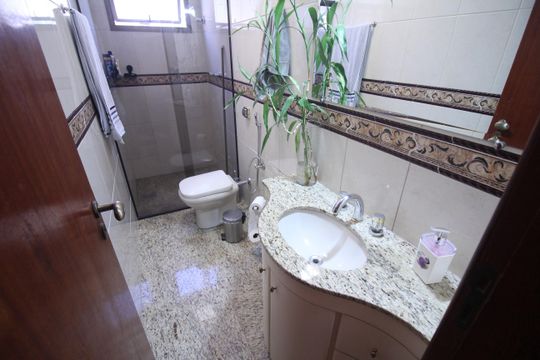 Banheiro de apartamento à venda com 3 quartos, 100m² em Barreiro, Belo Horizonte