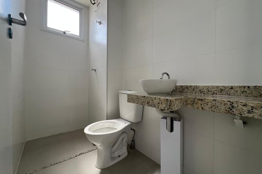 Banheiro de kitnet/studio para alugar com 1 quarto, 24m² em Nova Suíça, Belo Horizonte