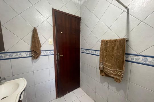 Banheiro de apartamento para alugar com 1 quarto, 46m² em Centro, São Vicente