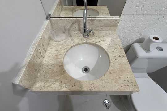 Banheiro Suíte de casa para alugar com 2 quartos, 75m² em Parque Enseada, Guarujá