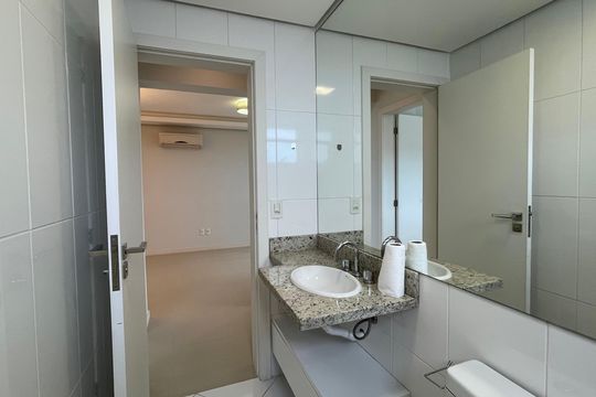 Banheiro 1 de apartamento para alugar com 2 quartos, 65m² em Estreito, Florianópolis