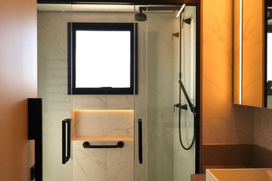 Banheiro 1 da suíte de apartamento para alugar com 1 quarto, 105m² em Nova Campinas, Campinas
