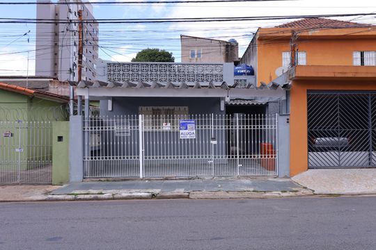 Fachada - Placa GRANDE instalada no portão do imóvel, dia 16.09.2026 - Código da placa: JZYA-105 de casa para alugar com 1 quarto, 50m² em Vila Rosaria, São Paulo