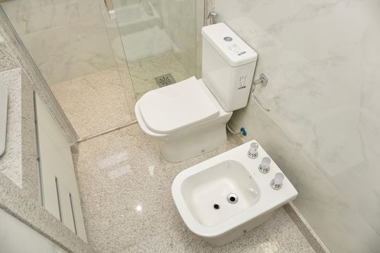 Suíte - Banheiro  de apartamento para alugar com 3 quartos, 115m² em Funcionários, Belo Horizonte