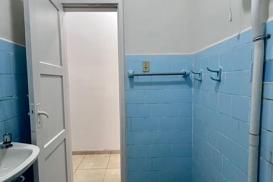 Banheiro social de kitnet/studio para alugar com 1 quarto, 30m² em Copacabana, Rio de Janeiro
