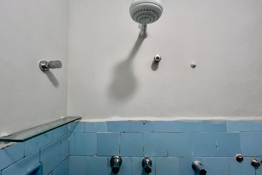 Banheiro social de kitnet/studio para alugar com 1 quarto, 30m² em Copacabana, Rio de Janeiro