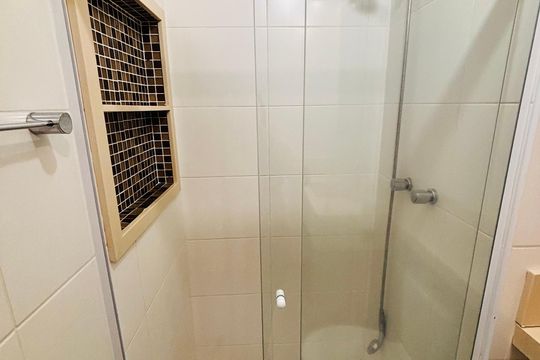Banheiro suíte  de apartamento para alugar com 2 quartos, 51m² em Empresarial 18 do Forte, Barueri