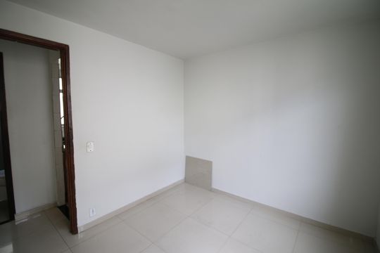 Quarto 1 de apartamento para alugar com 1 quarto, 40m² em Taquara, Rio de Janeiro