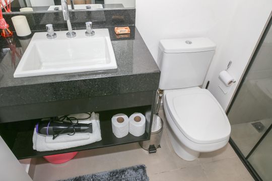 Banheiro de kitnet/studio para alugar com 1 quarto, 30m² em Pompeia, São Paulo
