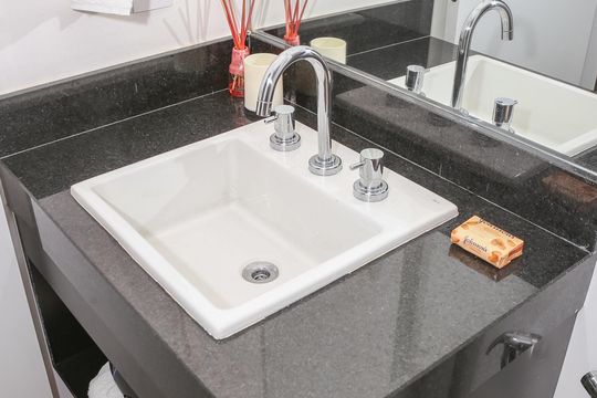 Banheiro de kitnet/studio para alugar com 1 quarto, 30m² em Pompeia, São Paulo