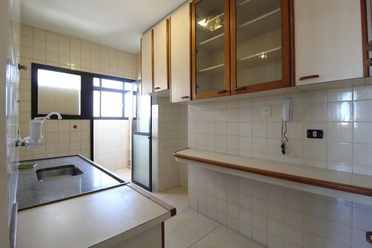 Cozinha e Área de Serviço de apartamento para alugar com 2 quartos, 65m² em Vila Olímpia, São Paulo