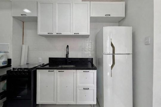 Cozinha de apartamento para alugar com 2 quartos, 32m² em Jardim Caravelas, São Paulo