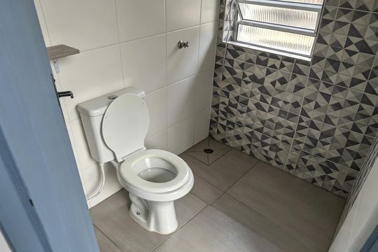 Banheiro de kitnet/studio para alugar com 1 quarto, 16m² em Cambuci, São Paulo