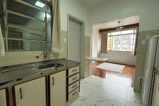 Cozinha de apartamento para alugar com 2 quartos, 53m² em Centro, Florianópolis