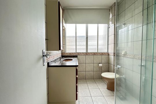 Banheiro  de apartamento para alugar com 2 quartos, 53m² em Centro, Florianópolis