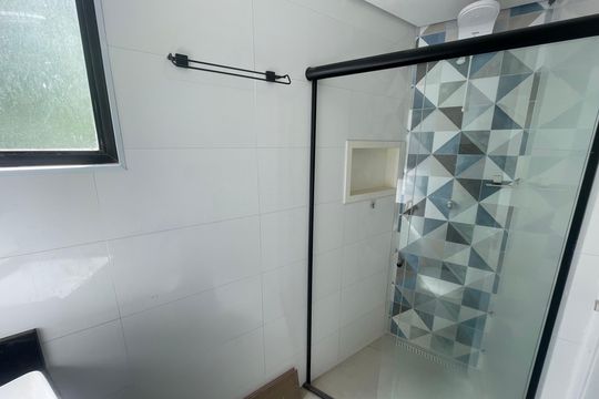 Banheiro de apartamento para alugar com 1 quarto, 50m² em Morro dos Barbosas, São Vicente