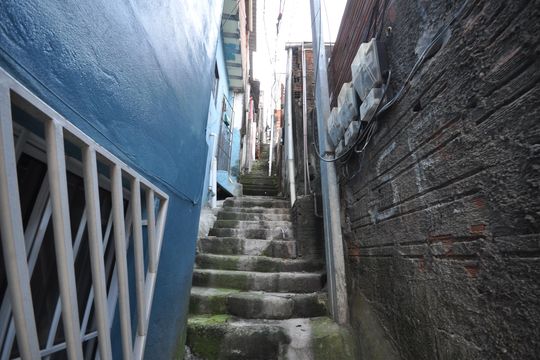 Escada de acesso de casa para alugar com 1 quarto, 35m² em Vila Nova Galvão, São Paulo