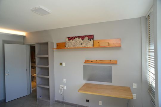 Sala de apartamento para alugar com 1 quarto, 36m² em Barra da Tijuca, Rio de Janeiro