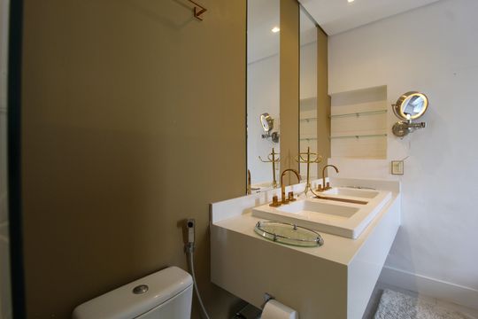 Banheiro da Suíte 1 de apartamento para alugar com 2 quartos, 102m² em Moema, São Paulo