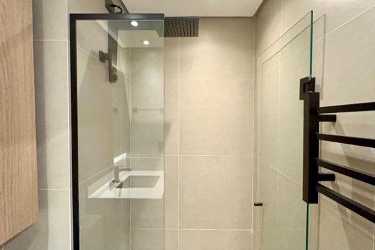 Banheiro de kitnet/studio para alugar com 1 quarto, 28m² em Pinheiros, São Paulo
