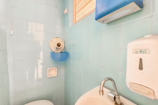Banheiro de serviço de casa para alugar com 3 quartos, 100m² em Parque Boturussu, São Paulo