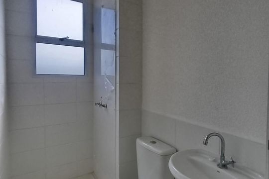 Banheiro de apartamento para alugar com 2 quartos, 42m² em Jardim Alvorada, Nova Iguaçu