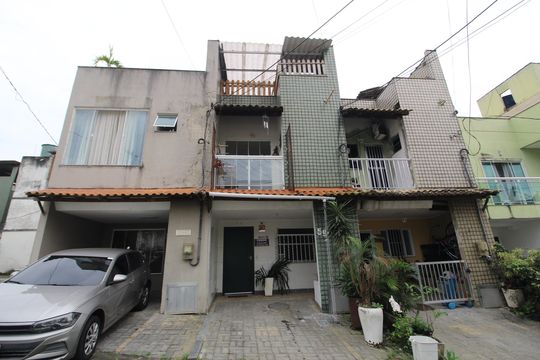 Fachada de casa de condomínio à venda com 2 quartos, 149m² em Taquara, Rio de Janeiro