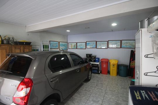Garagem de casa à venda com 2 quartos, 200m² em Jardim Itu, Porto Alegre