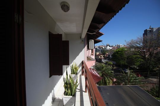 Sacada de casa à venda com 2 quartos, 200m² em Jardim Itu, Porto Alegre