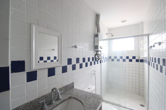 Banheiro de apartamento para alugar com 2 quartos, 77m² em Jacarepaguá, Rio de Janeiro