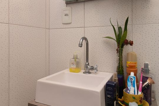 Banheiro de apartamento à venda com 1 quarto, 59m² em Cristal, Porto Alegre