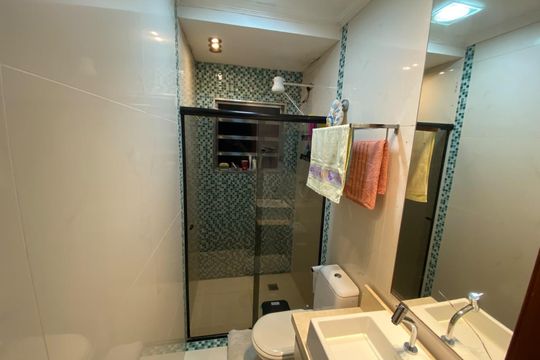 Banheiro de casa de condomínio à venda com 2 quartos, 65m² em Vila Zat, São Paulo