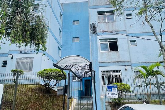 Fachada com placa instalada de apartamento para alugar com 2 quartos, 50m² em Rio das Pedras, Cotia