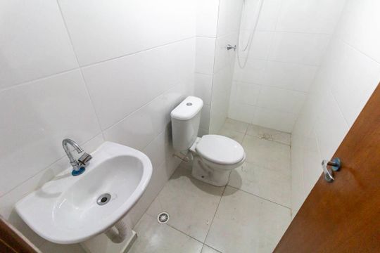 Banheiro de kitnet/studio para alugar com 1 quarto, 22m² em Vila Carrão, São Paulo
